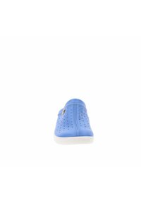 Zapato slip-on de cuero perforado azul con punta redondeada y suela de goma blanca, que presenta un pequeño acento dorado en el costado.