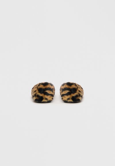 Natikače od umjetnog krzna s leopard uzorkom, zaobljenog oblika i crnim donjim dijelom. Mekana tekstura s izraženim crnim i smeškim prugama.