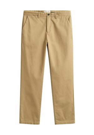 Beige broek met rechte pijpen, riemlussen, ritssluiting en knoop, en zijzakken aan de voorkant, plat gelegd op een witte achtergrond.