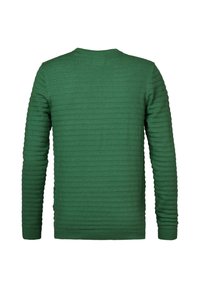 Maglione verde con un design testurizzato a coste. Maniche lunghe, colletto rotondo e orlo dritto. Tessuto a maglia liscia con un motivo uniforme.