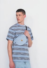 Carhartt WIP JAKE HIP BAG UNISEX - Rumpetaske - misty sky