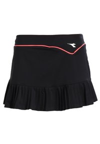 Svart idrotts kjol med en volangkant, prydd med en rosa detalj längs midjebandet och en vit logotyp på vänster framsida.