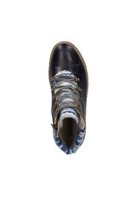 Stivale in pelle di un blu scuro, con colletto in maglia blu e bianca. Include occhielli metallici e lacci, con una suola in gomma testurizzata.