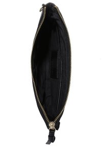 Czarny portfel na zamek błyskawiczny ze złotym zamkiem. Wnętrze wykończone gładkim materiałem i małą czarną metką z napisem.