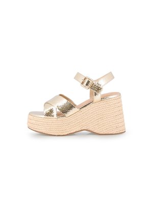 Sandalias cuñas metálicas doradas con correas cruzadas y hebilla en el tobillo. Suela de plataforma tejida en yute, superficie texturizada y diseño redondeado.