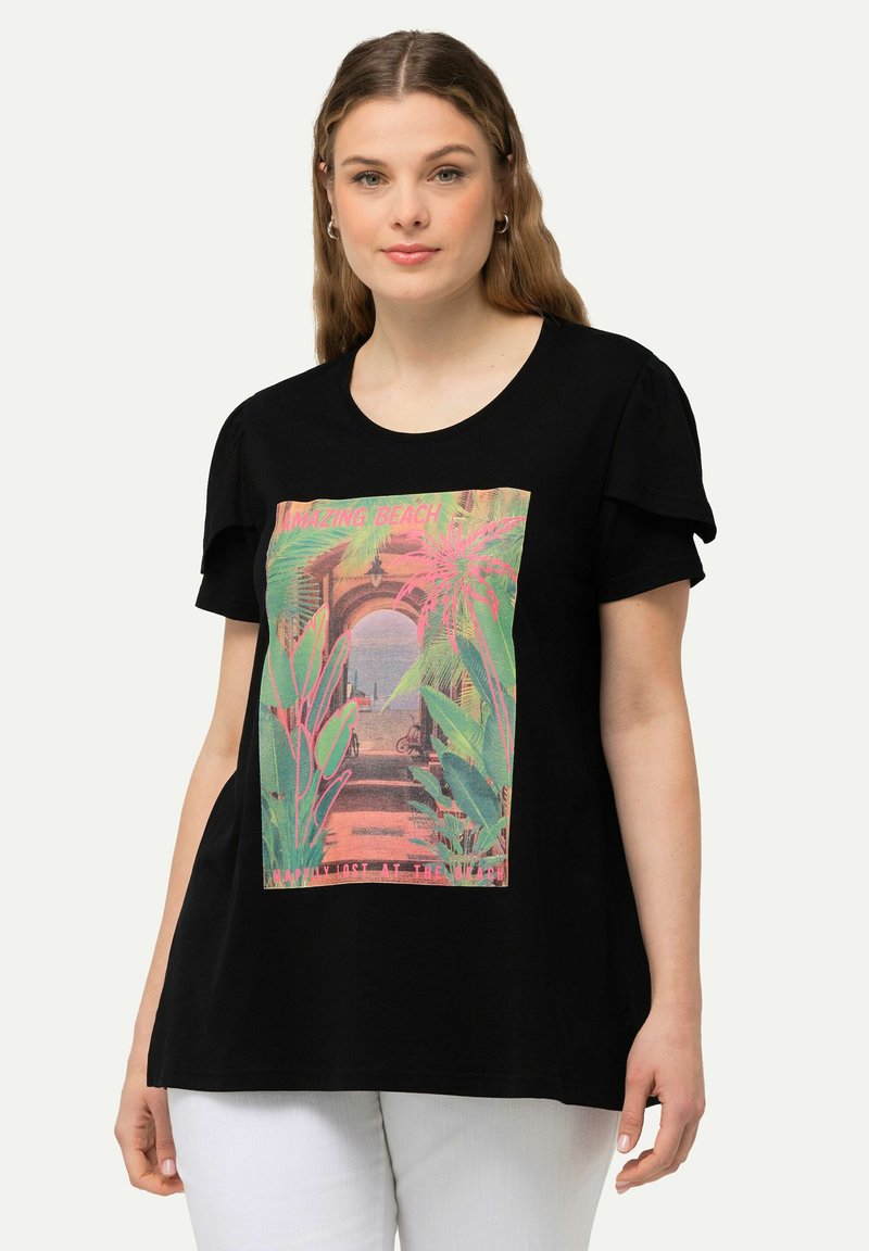 T-shirt nera con una stampa grafica colorata che presenta foglie di palma e una scena con un'arcata. Maniche corte con dettagli arricciati.