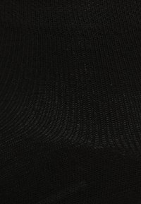Tessuto nero a coste che evidenzia una consistenza liscia, caratterizzato da linee orizzontali equidistanti e un motivo uniforme in tutto il tessuto.