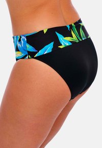 Bikiny s vysokým pasem s černým základem a květinovým vzorem v modré a zelené barvě. Vyrobeno z hladké, elastické tkaniny, s pohodlným střihem.