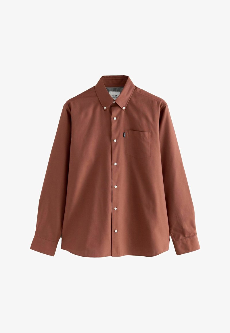 Chemise à manches longues en tissu marron rouille, avec un col classique, une poche avant et des boutons blancs le long de la patte de boutonnage.