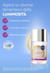 Bottiglia di vetro trasparente con tappo argentato, con un'etichetta circolare dorata e viola per la lozione NIVEA Luminous Skin Glow.