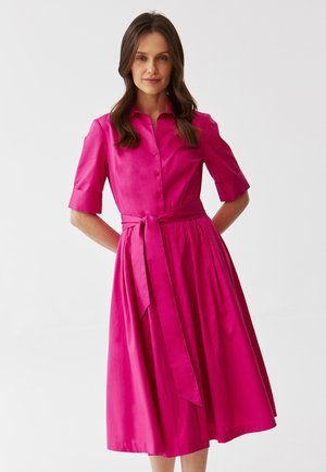 NIKI - Fodralklänning - fuhsia