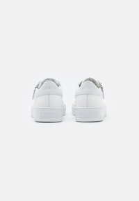 Steve Madden OLIVERO - Sapatilhas - white