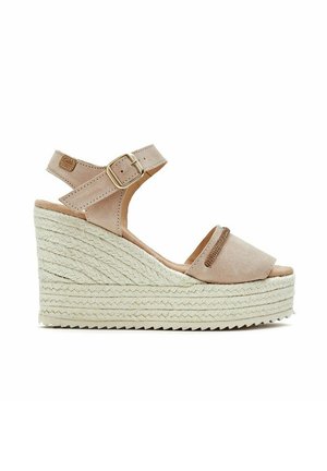 Sandalia cuña de ante beige con correa en el tobillo, hebilla dorada, suela plataforma de cuerda trenzada y diseño de puntera abierta.