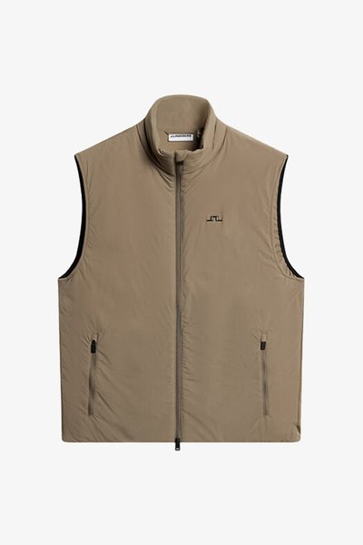 Αμάνικο γιλέκο σε μπεζ χρώμα με φερμουάρ, όρθιο γιακά, δύο πλαϊνές τσέπες με φερμουάρ και μικρό μαύρο κεντητό λογότυπο στο αριστερό στήθος.