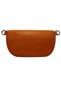 Oranje leren clutch met een gladde textuur, ronde vorm en zilveren hardware accenten, met twee bevestigingsringen aan de zijkanten.