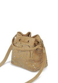 Bolso tipo bucket hecho de ante beige claro, adornado con varias piedras decorativas y un cierre de cordón. Presenta una correa larga para llevar.