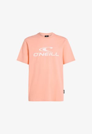 Lys ferskenfarvet bomulds t-shirt med korte ærmer, der har et stort hvidt logo i midten og et rektangulært mærke på venstre side.