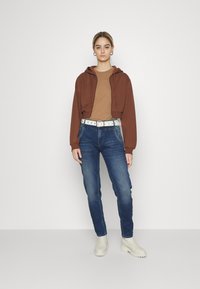 Pepe Jeans CAREY - Calças de ganga de perna direita - blue denim