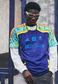adidas Performance ORLANDO PIRATES X NTS UBP - Jalkapallopaita - mystery ink/unity orange/bluebird/semi solar yellow