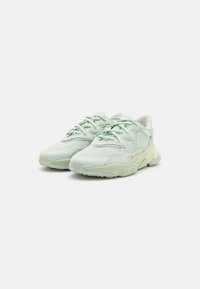 adidas Originals OZWEEGO - Sneakers basse - linen green/off white
