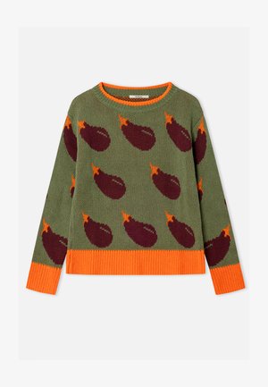 Πλεκτό πουλόβερ σε πράσινο χρώμα με σχέδια μελιτζάνας σε σκούρο μοβ, με πορτοκαλί ριμπ λαιμόκοψη και τελείωμα. Μακριά μανίκια και άνετη γραμμή.