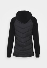 Hoodie noir avec un panneau dorsal matelassé en chevron. Confectionné dans un tissu doux, présentant des matériaux contrastants et une coupe décontractée.