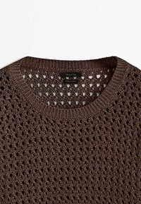 Pull léger en maille ouverte marron avec col rond et col en rib à partir de Massimo Dutti, fabriqué en Turquie.