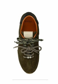 Sneaker verde in suede con tacco in gomma nera, fodera arancione e lacci con motivo. Presenta dettagli metallici vicino ai lacci e un logo sulla linguetta.