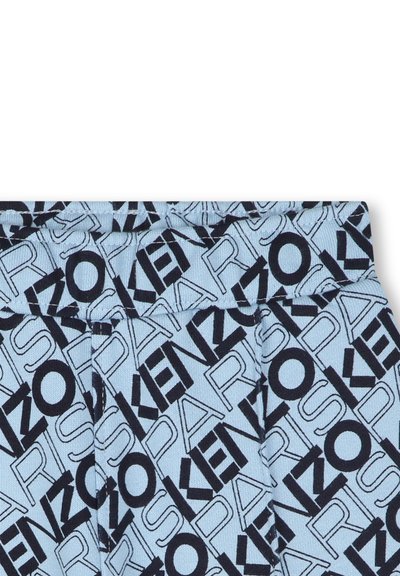 Lichtblauwe stof met een herhalend zwart tekstpatroon met "KENZO" en "PARIJS." Elastische tailleband met geperste textuur.