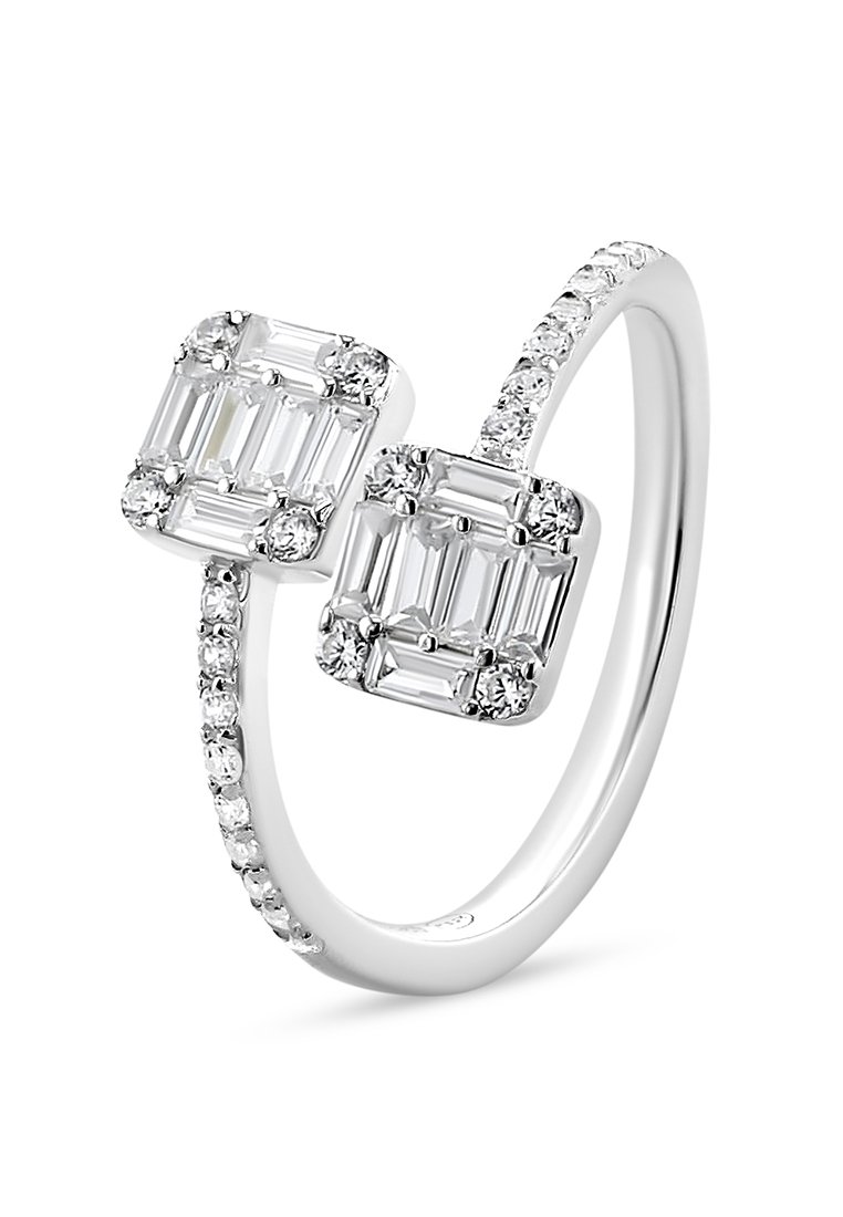 Silverring med två kvadratiska smaragdslipade stenar och en diamanter accentband, som visar en polerad finish och geometrisk design.