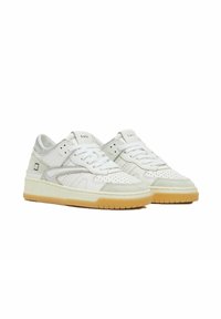 Sneaker bianca con un mix di texture lisce e scamosciate, dettagli perforati e suola in gomma. Include lacci piatti e accenti laterali.