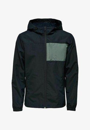 Schwarze Kapuzenjacke mit Frontreißverschluss, elastischen Bündchen und einer großen grünen Brusttasche auf der linken Seite.