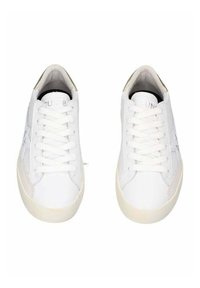 Weiße Leder Sneakers mit weißen Schnürsenkeln, runder Zehenpartie und beige Gummisohle. Mit dezentem Logo-Detail an der Seite. Glatte Textur.
