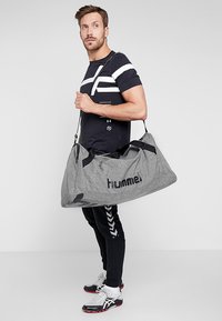 Hummel CORE BAG UNISEX - Bolsa de deporte - grey melange