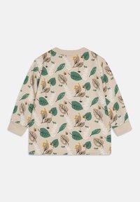 T-shirt beige à manches longues avec un motif multicolore de feuilles, d'abeilles et de chenilles. Tissu en coton doux avec des poignets aux poignets.