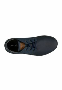 Scarpa in pelle blu navy con punta rotonda, patch in pelle marrone a contrasto, occhielli in metallo e lacci blu, con suola esterna texturizzata.