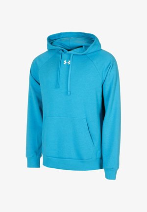 Tyrkysová mikina s kapucí a klokankou, elastickými manžetami a bílým logem na hrudi, vyrobená z měkké látky.