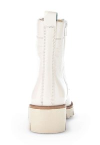 Witte leren enkellaars met een gestructureerde afwerking, hoge schacht en een chunky beige zool. Voorzien van een ritssluiting en een achtertab voor gemakkelijk aan- en uittrekken.