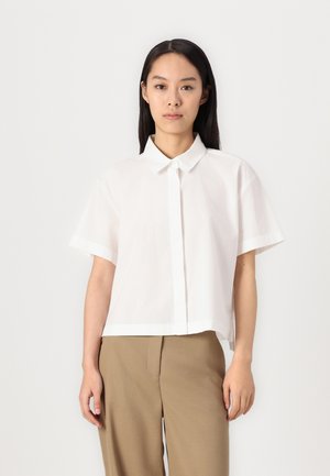 Korte mouwen, geklede witte shirt met een rechte snit, gemaakt van gladde stof, met een sluiting aan de voorkant met knopen en een minimalistisch design.