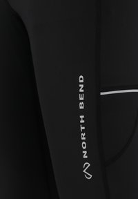 Mustat urheiluleggingsit, joissa on tiukka muotoilu, valmistettu sileästä ja joustavasta materiaalista. Sisältää valkoisen "NORTH BEND" -logon ja sivutaskun.