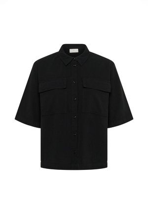 Chemise noire à manches courtes avec boutons, deux poches à rabat sur la poitrine et un col classique, présentée sur un fond blanc uni.