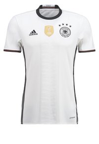 Tysklands landslagströja i fotboll, vit med svarta accenter, kort ärm, med FIFA-märke och logotyp med fyra stjärnor ovanför.