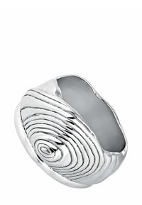 Anillo de plata con un diseño en espiral, con ranuras texturizadas y un interior liso. La superficie es brillante con un acabado pulido.