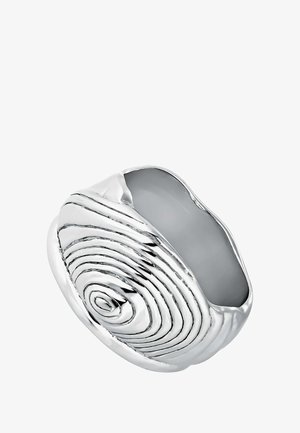 Anillo de plata con un diseño en espiral, con ranuras texturizadas y un interior liso. La superficie es brillante con un acabado pulido.