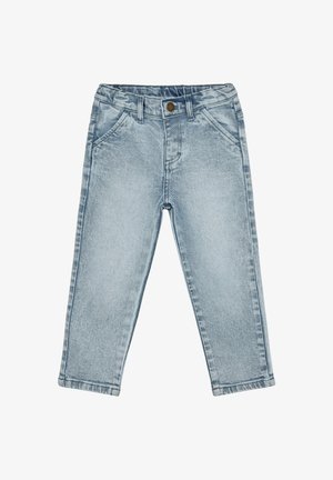 Vaqueros para niño pequeño de color azul claro con cinturilla elástica, botón delantero, trabillas para cinturón y bolsillos laterales, mostrados sobre fondo blanco.