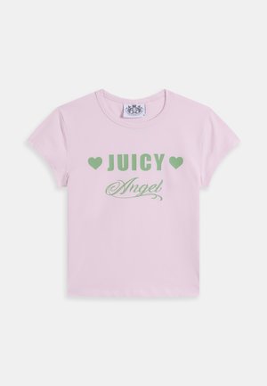 Rozā kokvilnas T-krekls ar īsām piedurknēm, uz kura zaļā krāsā ir uzraksti “JUICY” un “Angel” ar sirds akcentiem, kā arī apaļu apkakli.