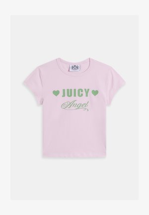 Roosa lühikeste varrukatega puuvillane t-särk, millel on rohelise kirjaga tekst "JUICY" ja "Angel" südameaktsentidega ning ümmargune kaelus.