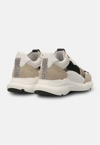 Beige en witte sport sneakers van mesh, suede en synthetische materialen; zwarte accenten en textuurdetails op de hiel.