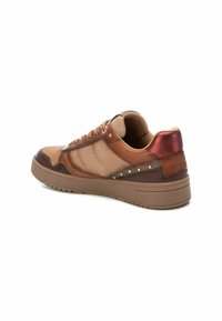 Zapatilla marrón y beige con texturas mixtas, que presenta un talón de cuero suave y tachuelas doradas en el lateral, suela de goma y diseño de puntera redondeada.