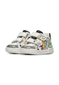 Sneakers in pelle bianca con chiusura in Velcro, arricchiti da accenti colorati in stile graffiti, dotati di una suola in gomma grigia texturizzata e dettagli grafici giocosi.